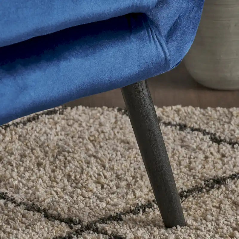 Fauteuil d'appoint à dossier haut en velours capitonné bleu marine avec pieds en chêne