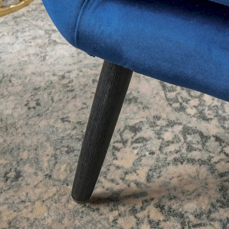 Fauteuil d'appoint à dossier haut en velours capitonné bleu marine avec pieds en chêne