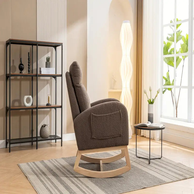 Fauteuil à bascule d'appoint à dossier haut en tissu Teddy marron avec poche latérale