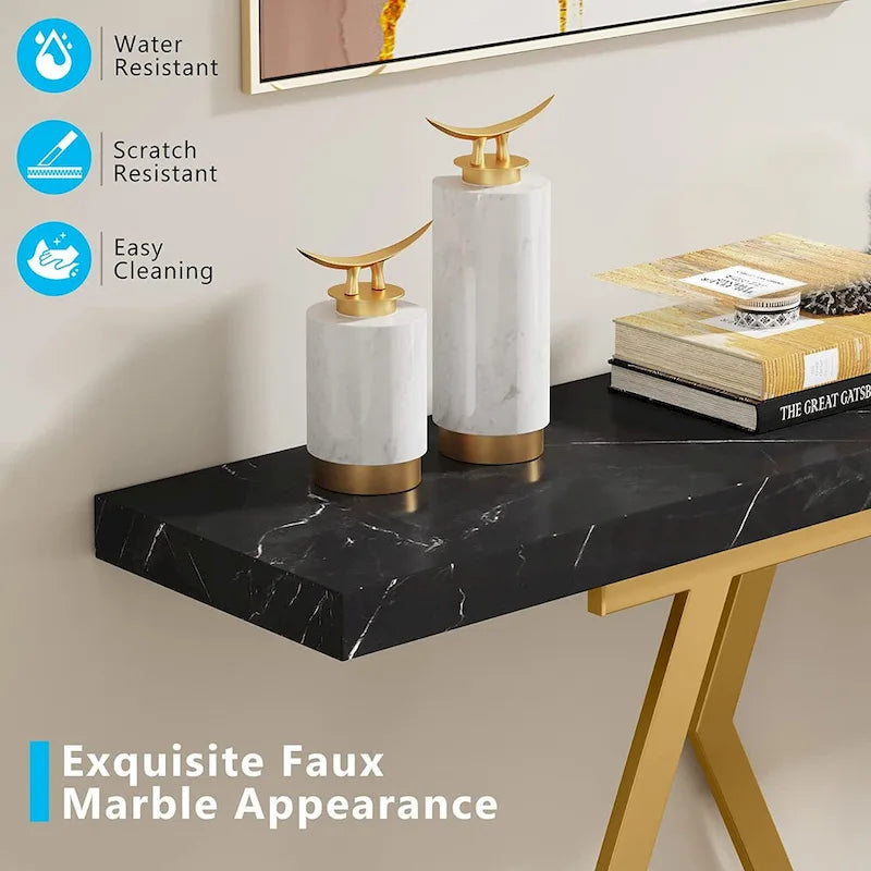 Table console extra-longue en faux marbre avec piètement géométrique en métal doré, blanc