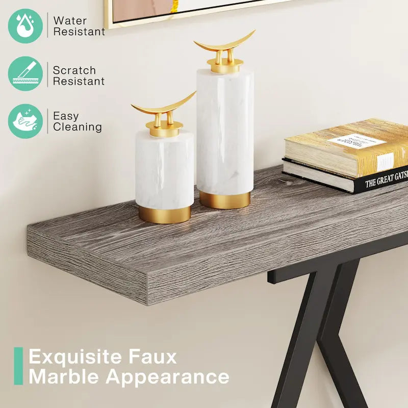 Table console extra-longue en faux marbre avec piètement géométrique en métal doré, blanc
