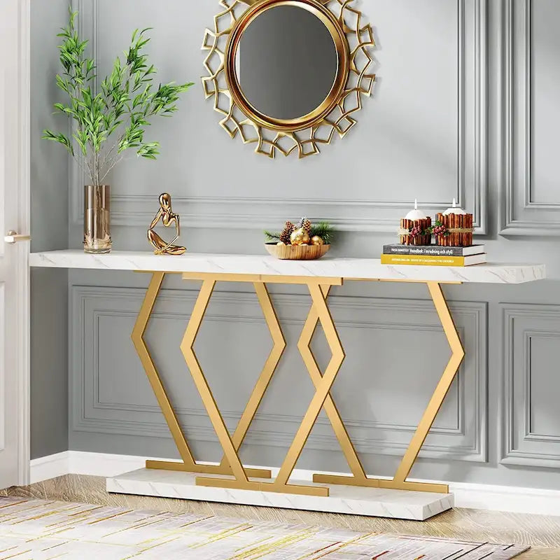 Table console extra-longue en faux marbre avec piètement géométrique en métal doré, blanc