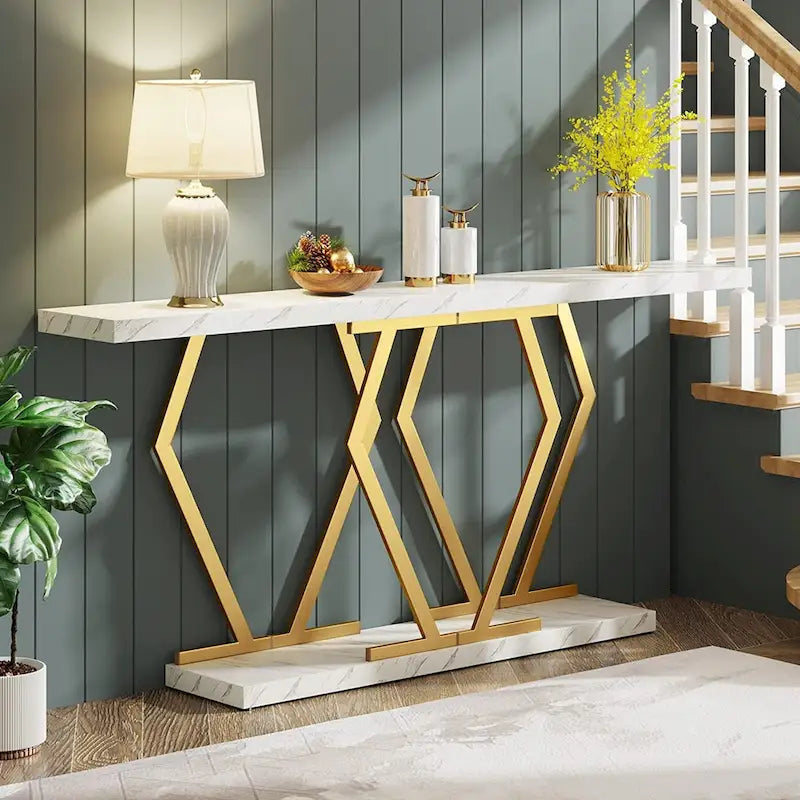 Table console extra-longue en faux marbre avec piètement géométrique en métal doré, blanc