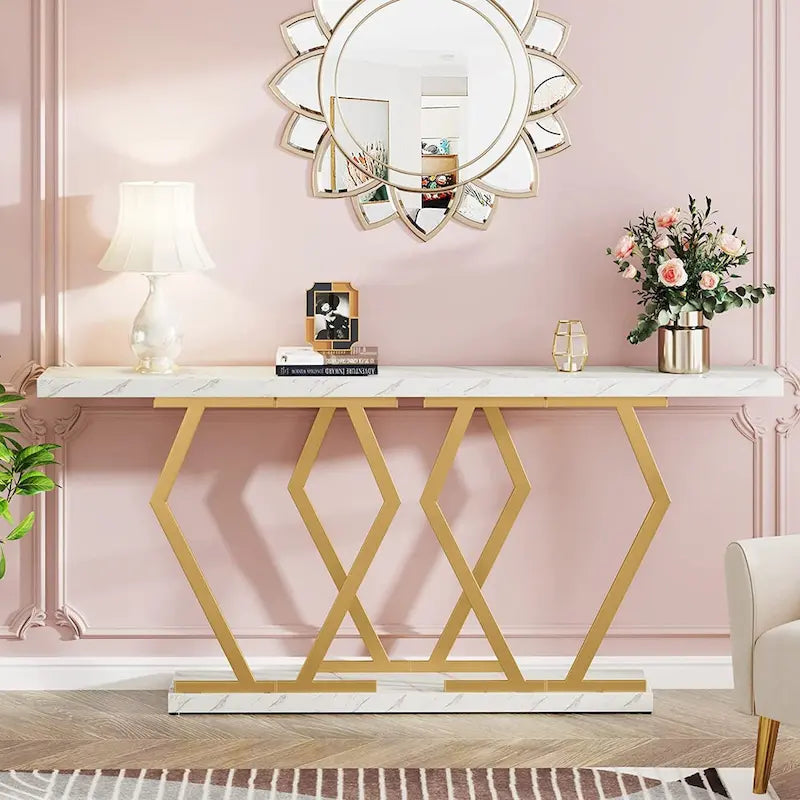 Table console extra-longue en faux marbre avec piètement géométrique en métal doré, blanc