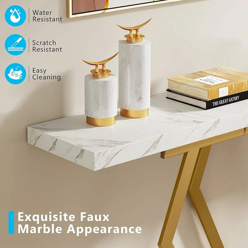 Table console extra-longue en faux marbre avec piètement géométrique en métal doré, blanc