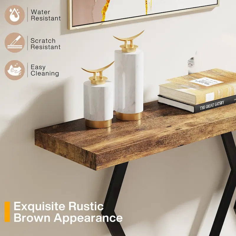 Table console extra-longue en faux marbre avec piètement géométrique en métal doré, blanc
