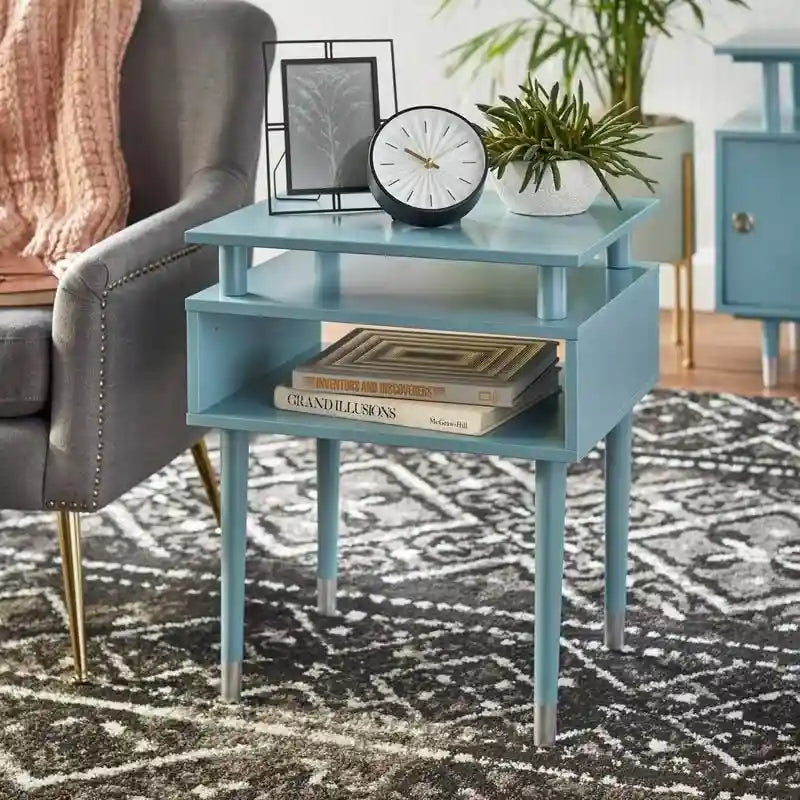 Table d'appoint du milieu du siècle avec étagère ouverte et pieds effilés
