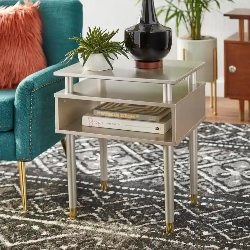 Table d'appoint du milieu du siècle avec étagère ouverte et pieds effilés