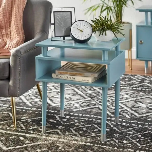 Table d'appoint du milieu du siècle avec étagère ouverte et pieds effilés