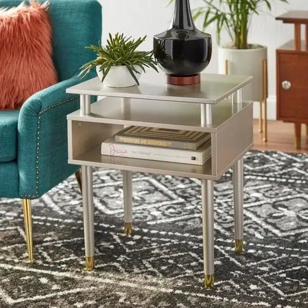 Table d'appoint du milieu du siècle avec étagère ouverte et pieds effilés