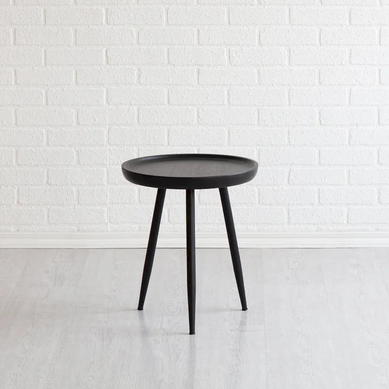 Table d'appoint ronde en manguier massif avec pieds coniques en métal noir, couleur naturelle