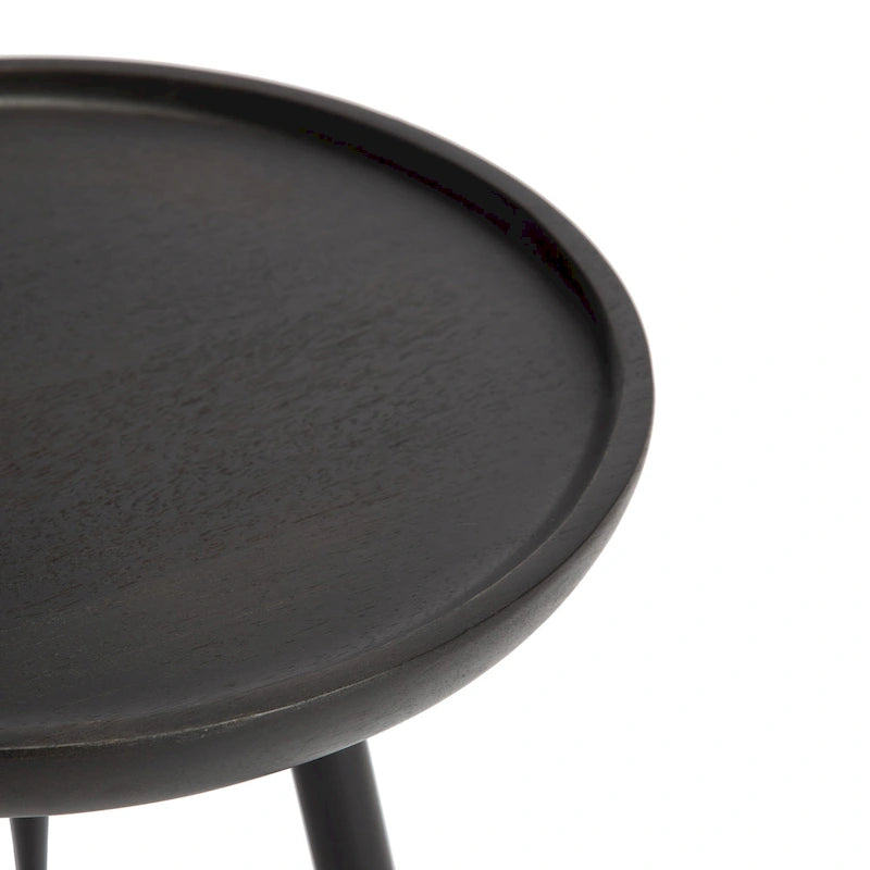Table d'appoint ronde en manguier massif avec pieds coniques en métal noir, couleur naturelle