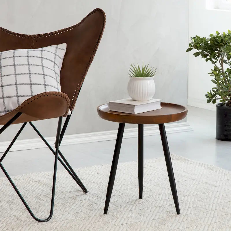Table d'appoint ronde en manguier massif avec pieds coniques en métal noir, couleur naturelle