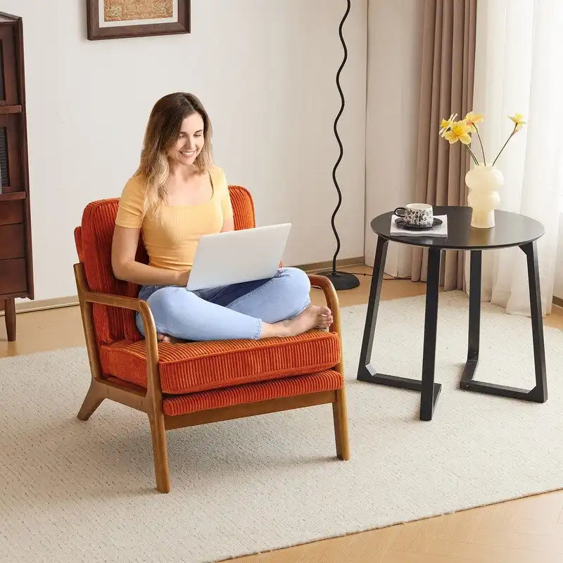 Fauteuil d'appoint moderniste en lin blanc cassé avec accoudoirs en bois massif