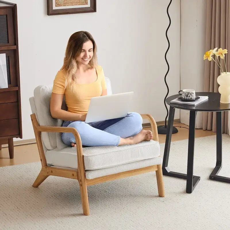Fauteuil d'appoint moderniste en lin blanc cassé avec accoudoirs en bois massif